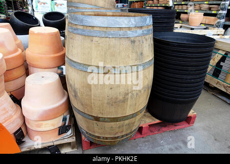 Holz Weinfass für Garten Zubehör Stockfoto