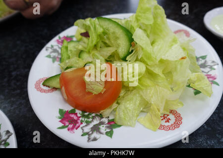 Frisch Eisbergsalat, Tomaten und Gurke auf einer Platte geschnitten Stockfoto