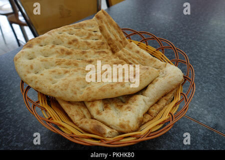 Afghanische Naan Brot in Holz- Warenkorb Stockfoto