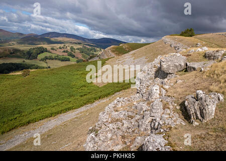 Die Kalkfelsen der Eglwyseg Escarpment über dem Tal von Llangollen, Wales, Großbritannien Stockfoto