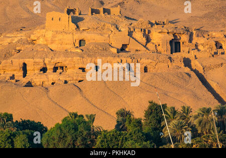 Rock cut alte Gräber von hohen Beamten - Zustand des Alten und Mittleren Reiches in der Wüste Klippe, Qubbet el-Hawa, Nil, Assuan, Ägypten, Afrika Stockfoto