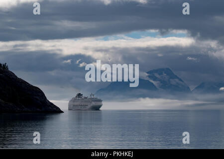 Die Kreuzfahrt im Coral Princess von Princess Cruise Lines Segel im Glacier Bay Nationalpark in Alaska Schiff. Stockfoto