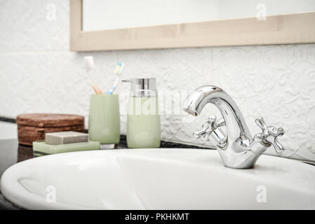 Vintage Mischer im Badezimmer mit Flüssigseife tippen, Zahnbürsten closeup Stockfoto