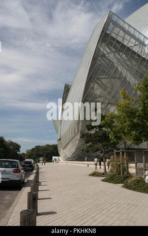 Dieses futuristische Gebäude von Frank Gehry beherbergt eine Kunstgalerie Komplexe für die Fondation Louis Vuitton in Bois de Boulogne, Paris, Frankreich. Stockfoto