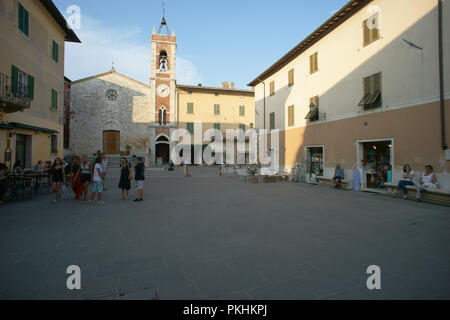 Piazza della libertá, San Quirico d'Orcia, in der Provinz von Siena, Italien Stockfoto