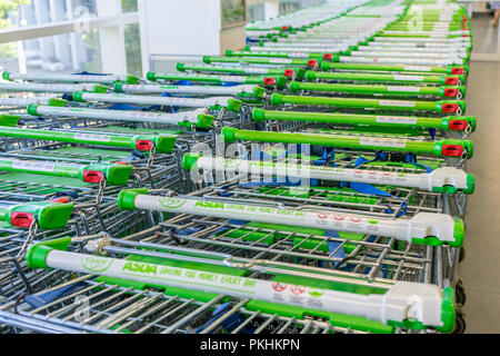 Zeilen von Einkaufswagen in einem Supermarkt Asda in England, Großbritannien Stockfoto