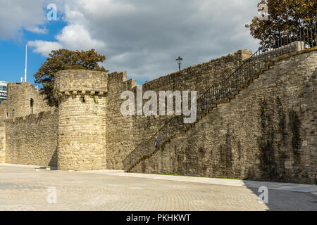 Blick auf die Catchcold Turm und die Vierzig Schritte, ein Teil der alten Stadtmauer Southampton im Stadtzentrum von Southampton, Hampshire, England, Großbritannien Stockfoto