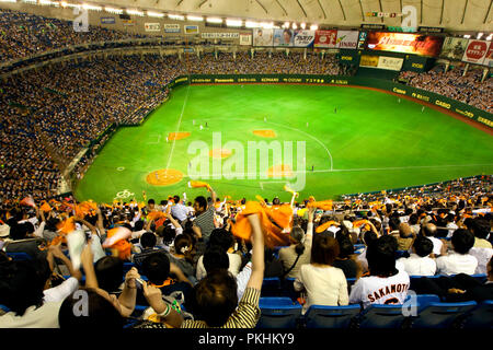 Tokyo Dome Baseball Stadium in Tokio am Sept. 17, 2009. Fans wave orange Banner für Ihre Mannschaft die Yomiuri Giants. Weitwinkel Ansicht von oben Stockfoto