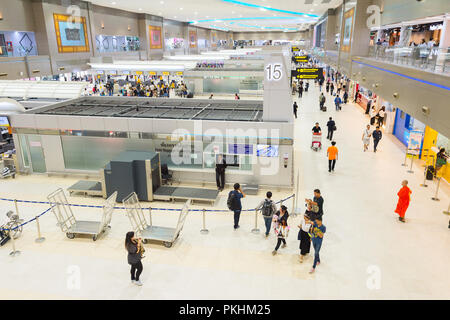 BANGKOK, THAILAND - Jan 13, 2017: Menschen am Don Mueang International Airport Halle. Der Flughafen ist die weltweit älteste internationale Flughäfen und Asi Stockfoto