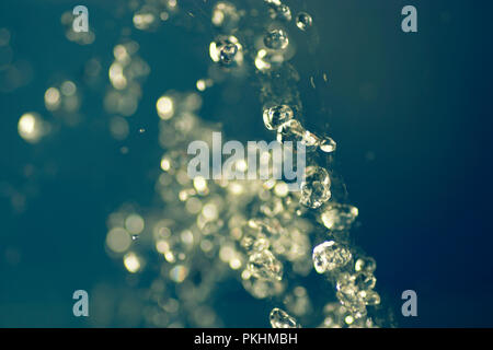 Wassertropfen fliegen in der Luft vintage getonten Bild. Selektiver Fokus, sehr flachen Freiheitsgrad. Für Text platzieren. Stockfoto