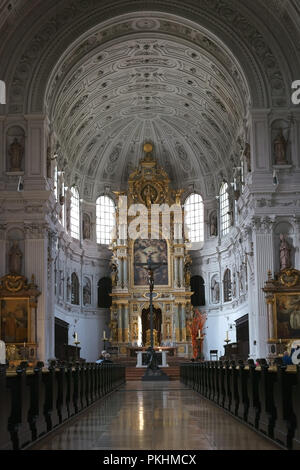 München, Deutschland - 29. Juni 2018: Der Altar und das Gold eingerichtet und sakraler Innenausstattung der Kirche St. Michael am 29. Juni 2018 in München. Stockfoto