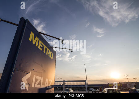 Belgrad, Serbien - 7. SEPTEMBER 2018: Metro Cash&Carry-Logo auf ihren wichtigsten Supermarkt store Belgrad. Teil der Metro AG, ist es eine Kette von Supermarkt Stockfoto