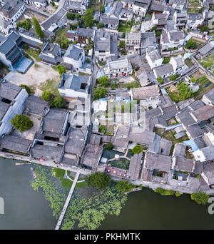 Eingang mit Luftblick zum Dorf Hongcun und seinen umliegenden Häusern in Huanggshan, Provinz Anhui Stockfoto