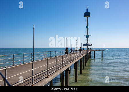 Die schöne Brighton Pier an einem sonnigen Tag mit blauen Himmel in South Australia am 13. September 2018 Stockfoto