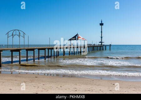 Die schöne Brighton Pier an einem sonnigen Tag mit blauen Himmel in South Australia am 13. September 2018 Stockfoto