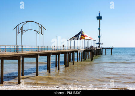 Die schöne Brighton Pier an einem sonnigen Tag mit blauen Himmel in South Australia am 13. September 2018 Stockfoto