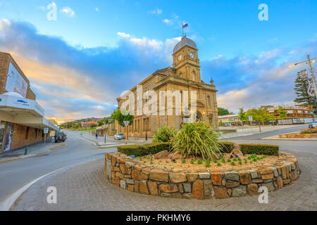 Albany, Australien - Dec 28, 2017: iconic Albany Rathaus mit Clock Tower ist im Jahre 1888 eröffnet ist die erste zivile Gebäude in Albany, New York Street, West Australien gebaut, in der Dämmerung. Stockfoto