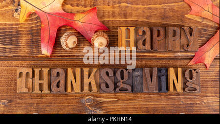 Happy Thanksgiving anmelden Holzblock Briefe mit Eichenlaub und Eicheln auf Holz Hintergrund Stockfoto