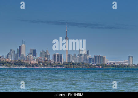 Toronto CN Tower und die Skyline der Stadt im Sommer mit einem klaren blauen Himmel. Blick über das Wasser des Toronto Ontario Kanada. Stadtbild mit seinen Wolkenkratzern Stockfoto