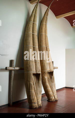 Totora Schilfboote (balsillas oder Caballitos - wenig Pferde) in Chan Chan site Museum (Museo de Sitio Chan Chan). Arequipa Region, Peru. RM Stockfoto
