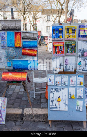 Zwei Staffeleien mit Gemälden für Verkauf im Künstlerviertel Montmartre, Paris, Frankreich. Stockfoto