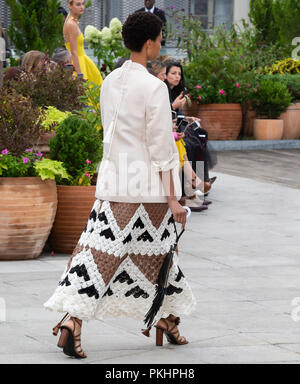 NEW YORK, NY - 11. September 2018: Janaye Furman geht der Start- und Landebahn an der Oscar De La Renta Spring/Summer 2019 fashion show während der New York Fashion Wee Stockfoto