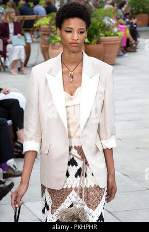 NEW YORK, NY - 11. September 2018: Janaye Furman geht der Start- und Landebahn an der Oscar De La Renta Spring/Summer 2019 fashion show während der New York Fashion Wee Stockfoto