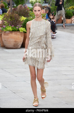 NEW YORK, NY - 11. September 2018: Rebecca Leigh Longendyke geht der Start- und Landebahn an der Oscar De La Renta Spring/Summer 2019 fashion show während der New York Stockfoto