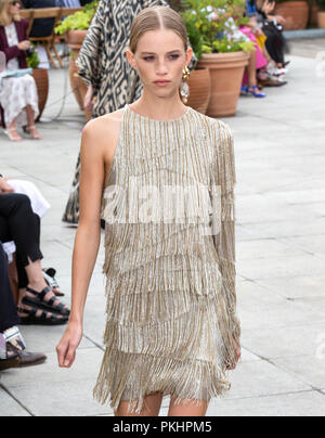 NEW YORK, NY - 11. September 2018: Rebecca Leigh Longendyke geht der Start- und Landebahn an der Oscar De La Renta Spring/Summer 2019 fashion show während der New York Stockfoto