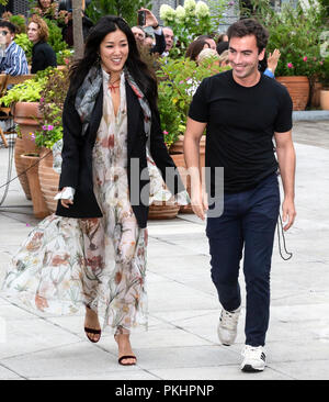 NEW YORK, NY - 11. September 2018: Designer Laura Kim und Fernando Garcia Spaziergang die Start- und Landebahn an der Oscar De La Renta Spring/Summer 2019 fashion show du Stockfoto