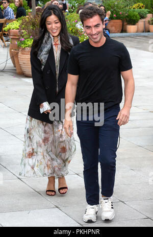 NEW YORK, NY - 11. September 2018: Designer Laura Kim und Fernando Garcia Spaziergang die Start- und Landebahn an der Oscar De La Renta Spring/Summer 2019 fashion show du Stockfoto