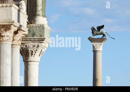 San Marco geflügelten Löwen Statue auf der Säule, Symbol von Venedig an einem sonnigen Tag, blauer Himmel in Italien Stockfoto