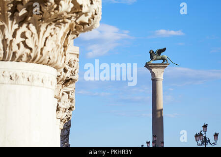 Saint Mark geflügelten Löwen Statue auf der Säule, Symbol von Venedig mit blauem Himmel und weissen Kapital Stockfoto