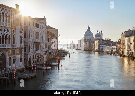 Grand Canal in Venedig mit der Heiligen Maria von Gesundheit Basilika, Sonne am Morgen in Italien Stockfoto