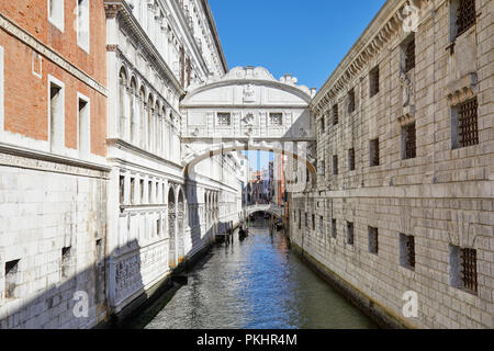 Seufzerbrücke, großem Betrachtungswinkel und an einem sonnigen Tag in Venedig, Italien Stockfoto