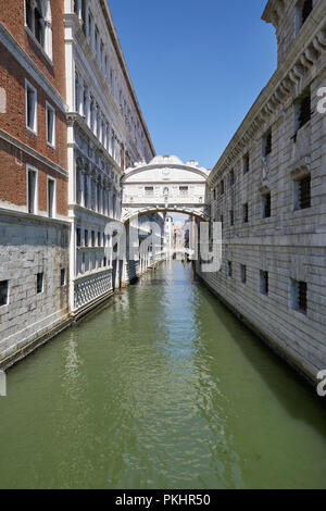 Seufzerbrücke, großem Betrachtungswinkel und an einem sonnigen Tag in Venedig, Italien Stockfoto