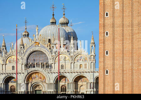 San Marco Basilika Fassade und roten Ziegeln Glockenturm Detail in Venedig, blauer Himmel an einem sonnigen Tag in Italien Stockfoto