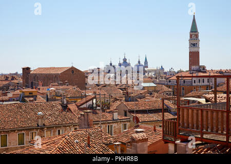 Venedig Dächer und auf San Marco Basilika mit Glockenturm und typischen hölzernen Altana Balkon in sonniger Tag in Italien Stockfoto