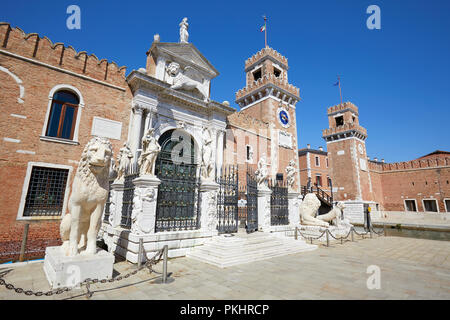 Arsenale Di Venezia Wände und weiße Statuen, Clear blue sky in Venedig, Italien Stockfoto