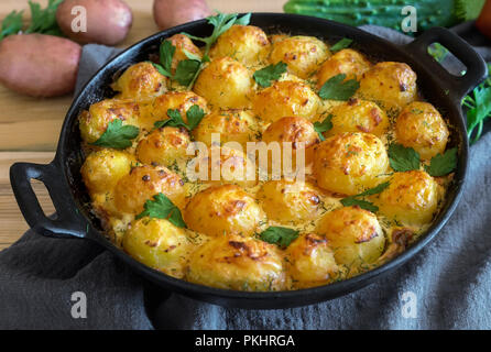 Junge Kartoffeln mit Quark sind im Ofen gebacken. Stockfoto