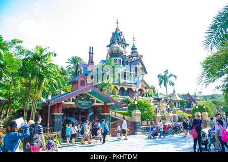 DISNEYLAND HONGKONG: Mystic Manor, The Mystery House Stockfoto