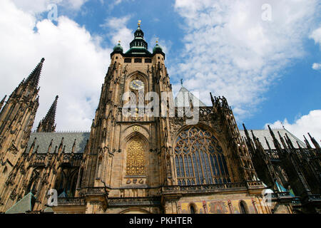 Der Tschechischen Republik. Prag. St. Veitsdom. Gotischen Stil des 14. Jahrhunderts. Main Tower, gebaut von Peter Parler (1333-1399). Architektonisches detail. Burganlage. Hradcany Bezirk. Stockfoto