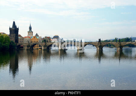 Der Tschechischen Republik. Prag. Blick auf die Karlsbrücke über die Moldau. Es wurde von Peter Parler gestaltet. Der Bau wurde 1357 begonnen und beendete im Jahre 1402. Stockfoto