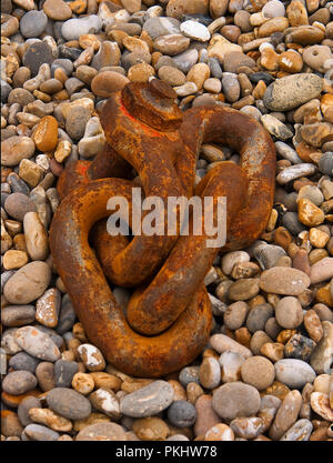 Boot Anker Kette auf Aldeburg Strand in Suffolk, England. Wird verwendet, wenn die Fischerboote auf den Strand gezogen werden, Gezeiten, Wellen und Sturm zu Aviod. Stockfoto