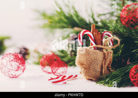 Weihnachten-Komposition mit roten Kugeln Stockfoto