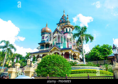 DISNEYLAND HONGKONG: Mystic Manor, The Mystery House Stockfoto