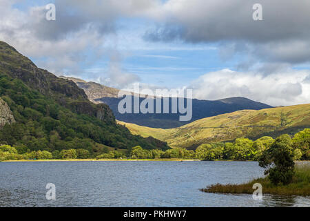 Llyn Gwynant, einem wunderschönen See in der Nant Gwynant Tal in Snowdonia, North Wales, fotografiert auf einem sonnigen September Morgen Stockfoto