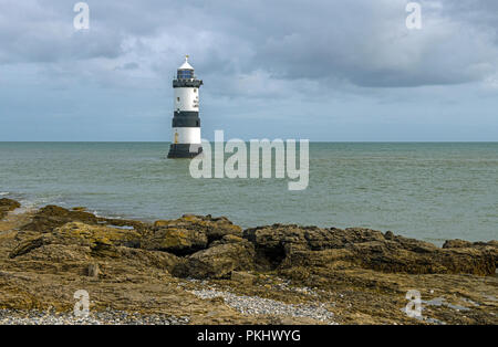 Penmon Leuchtturm aus der Ecke der Insel Anglesey, oder Ynys Mon, im Norden von Wales Stockfoto