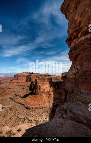 Blick von der Shafer Canyon Overlook in Richtung La Sal Mountains, Canyonlands National Park, Utah, USA. Stockfoto