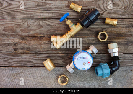 Sanitär anlagen auf Holz- Hintergrund. Stockfoto